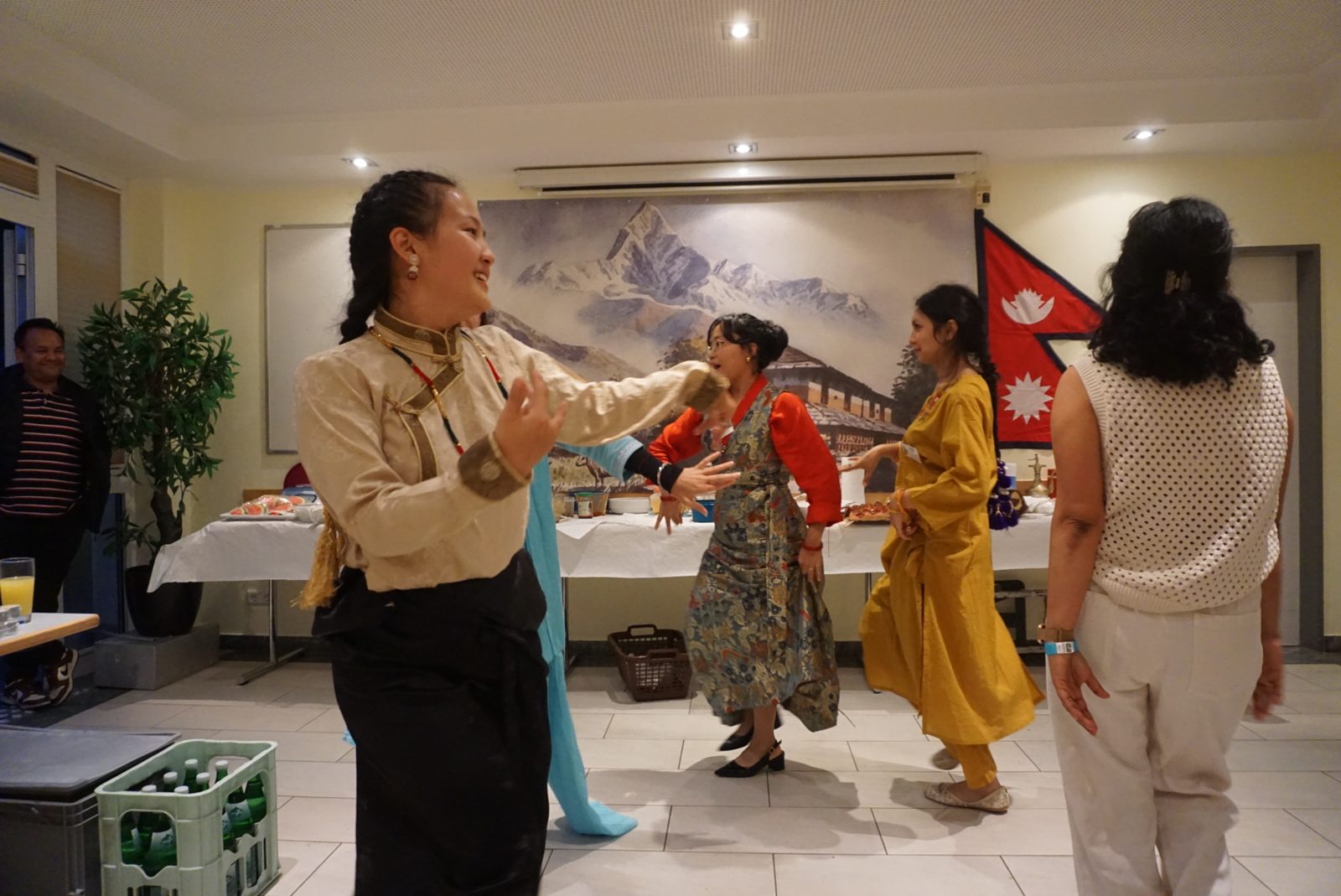 Mitglieder von Nepal Pariwar tanzen in traditioneller Kleidung bei einer Vereinsveranstaltung